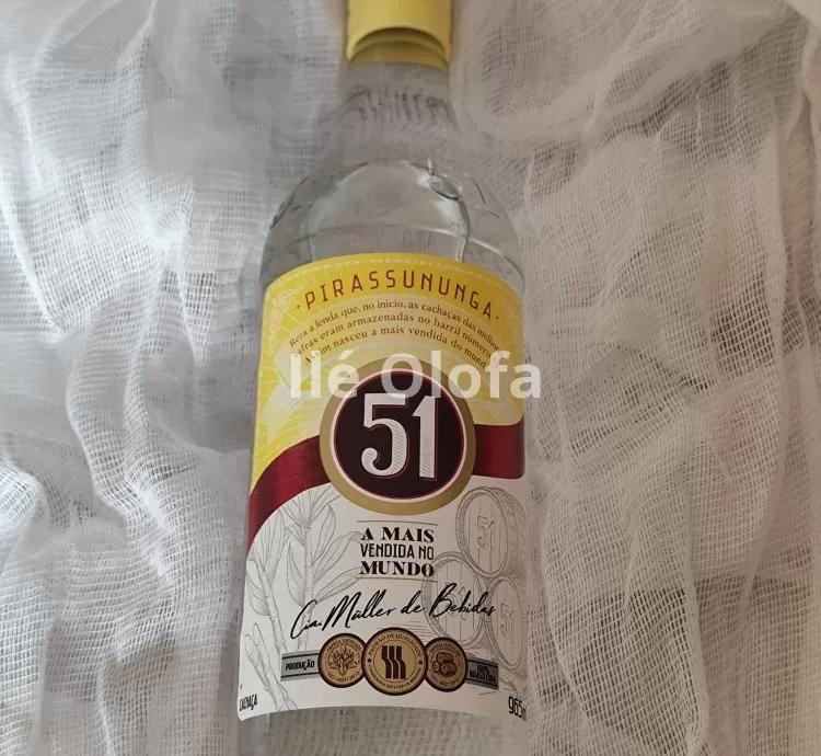 Cachaça Tradicional 51 Garrafa 965ml: Essência Brasileira para Rituais, Ofertas e Celebrações