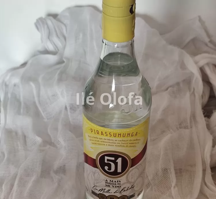 Cachaça Tradicional 51 Garrafa 965ml: Essência Brasileira para Rituais, Ofertas e Celebrações