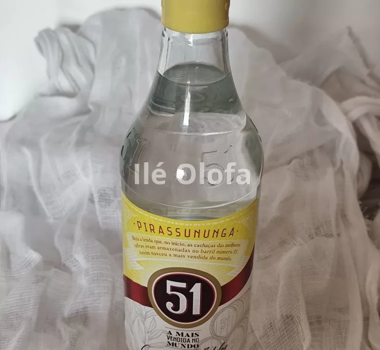 Cachaça Tradicional 51 Garrafa 965ml: Essência Brasileira para Rituais, Ofertas e Celebrações