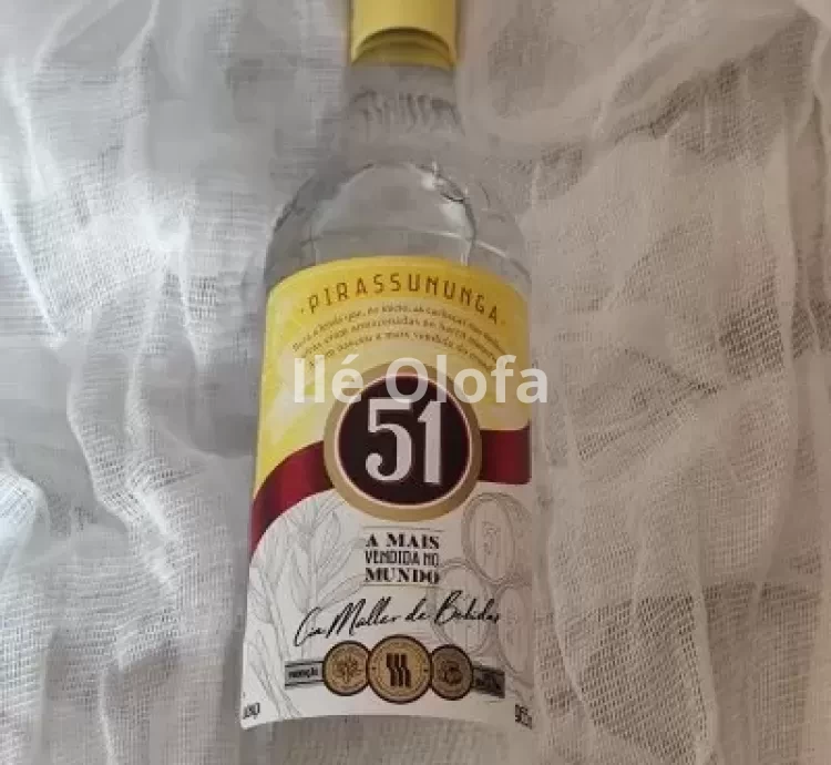 Cachaça Tradicional 51 Garrafa 965ml: Essência Brasileira para Rituais, Ofertas e Celebrações