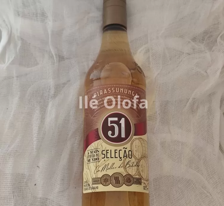 Cachaça 51 Seleção Garrafa 965ml: Tradição Brasileira para Rituais, Ofertas e Celebrações