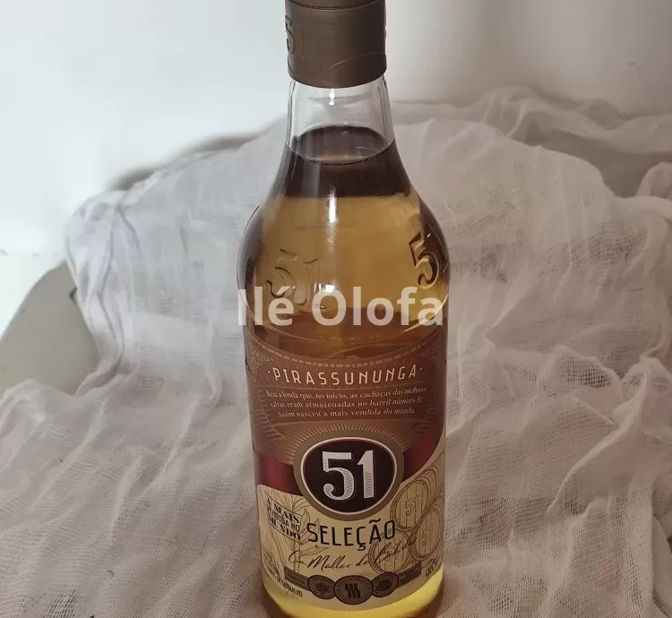 Cachaça 51 Seleção Garrafa 965ml: Tradição Brasileira para Rituais, Ofertas e Celebrações