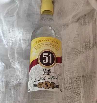 Cachaça Tradicional 51 Garrafa 965ml: Essência Brasileira para Rituais, Ofertas e Celebrações 4