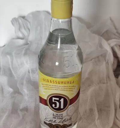 Cachaça Tradicional 51 Garrafa 965ml: Essência Brasileira para Rituais, Ofertas e Celebrações