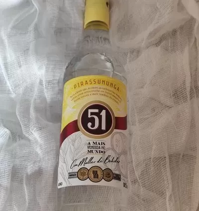 Cachaça Tradicional 51 Garrafa 965ml: Essência Brasileira para Rituais, Ofertas e Celebrações
