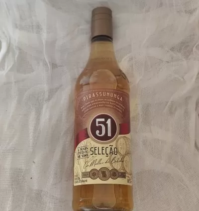 Cachaça 51 Seleção Garrafa 965ml: Tradição Brasileira para Rituais, Ofertas e Celebrações