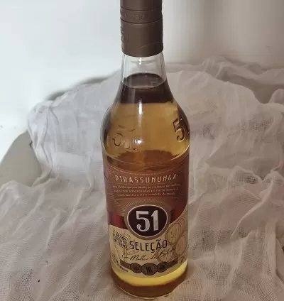 Cachaça 51 Seleção Garrafa 965ml: Tradição Brasileira para Rituais, Ofertas e Celebrações
