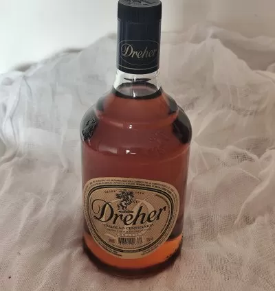 Conhaque de Gengibre Dreher Garrafa 900ml: Bebida Tradicional para Rituais, Ofertas e Celebrações