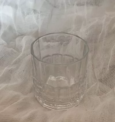 Copo de Whisky de Vidro: Presença e Firmeza para Uso Ritual